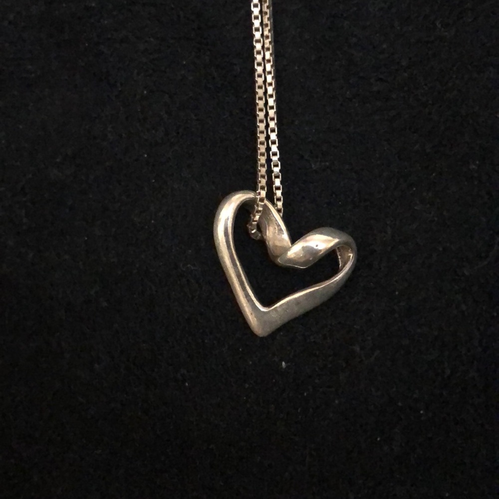 Silver Heart Nexklace - Picture 1 of 2